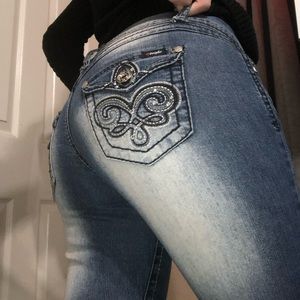 Blue jeans with rhinestones 💙